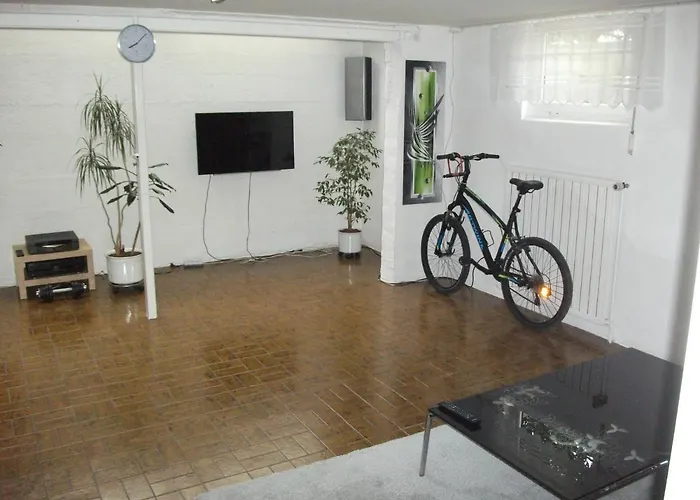 Helle Grosse Souterrainwohnung Mit Eigenem Eingang
